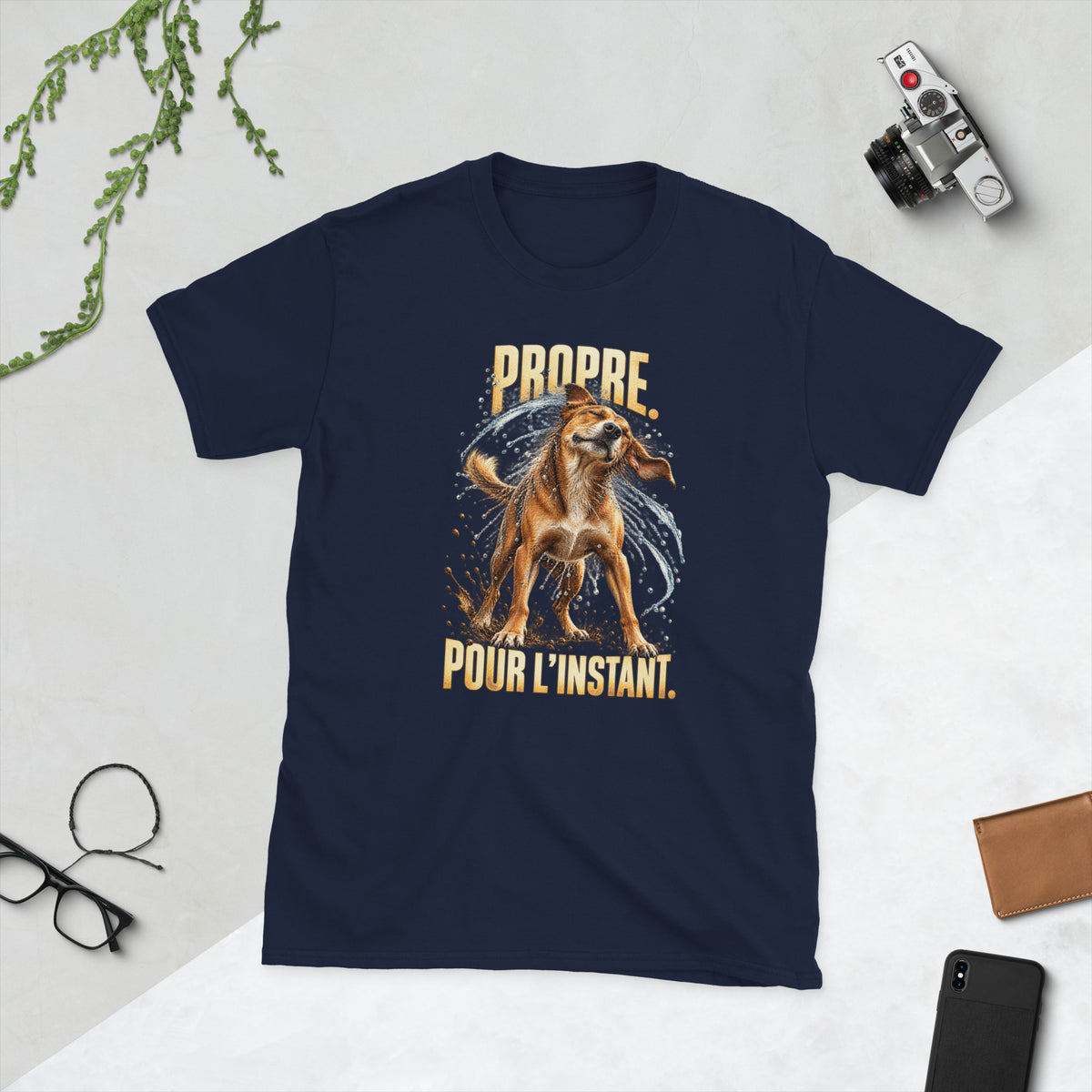 T-shirt bleu marine PROPRE. POUR L’INSTANT. Golden Mask Wear — chien qui s’ébroue, vue de face à plat