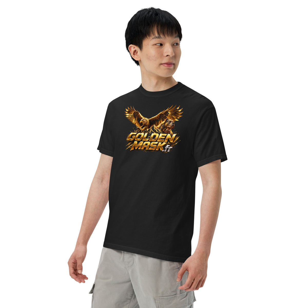T-shirt Golden Mask Wear Aigle et Chien Doré porté par un homme — maquette Printful du devant