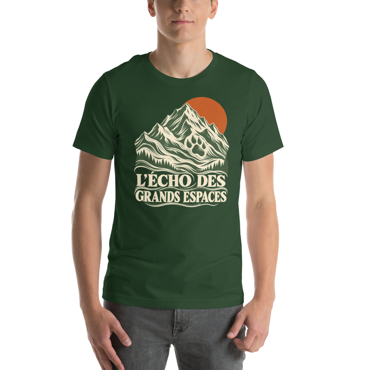 T-shirt unisexe vert forêt L’écho des grands espaces Golden Mask Wear, montagnes, sapins, soleil orange et patte de chien, vue de face