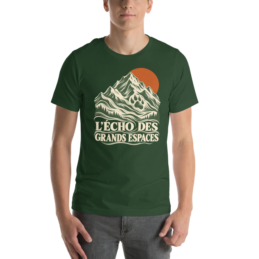 T-shirt unisexe vert forêt L’écho des grands espaces Golden Mask Wear, montagnes, sapins, soleil orange et patte de chien, vue de face