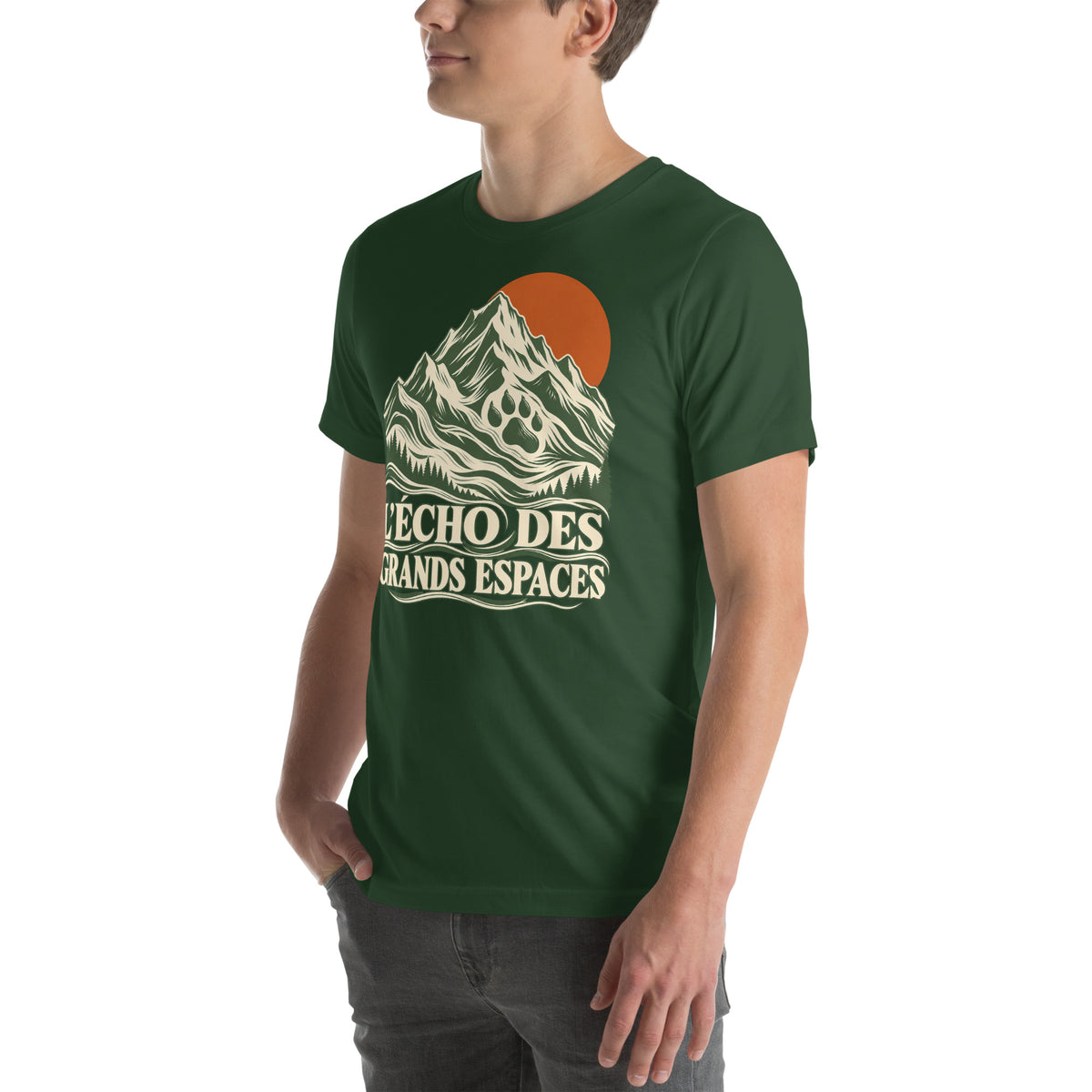 T-shirt unisexe vert forêt L’écho des grands espaces Golden Mask Wear, montagnes, sapins, soleil orange et patte de chien, vue de trois quarts gauche