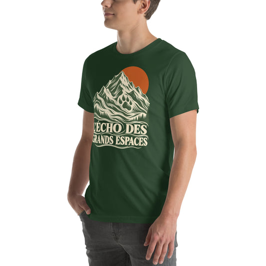 T-shirt unisexe vert forêt L’écho des grands espaces Golden Mask Wear, montagnes, sapins, soleil orange et patte de chien, vue de trois quarts gauche