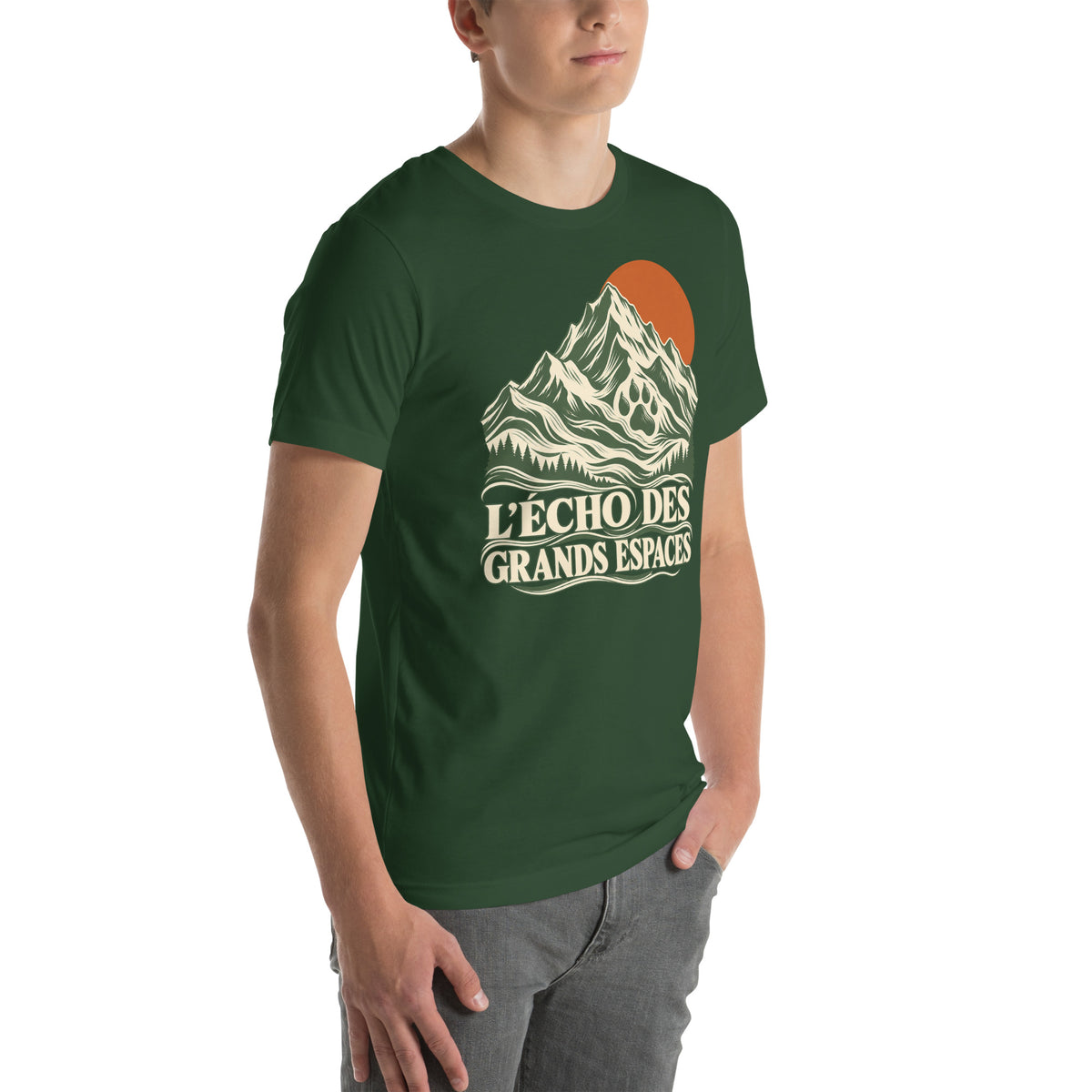 T-shirt unisexe vert forêt L’écho des grands espaces Golden Mask Wear, montagnes, sapins, soleil orange et patte de chien, vue de trois quarts droite